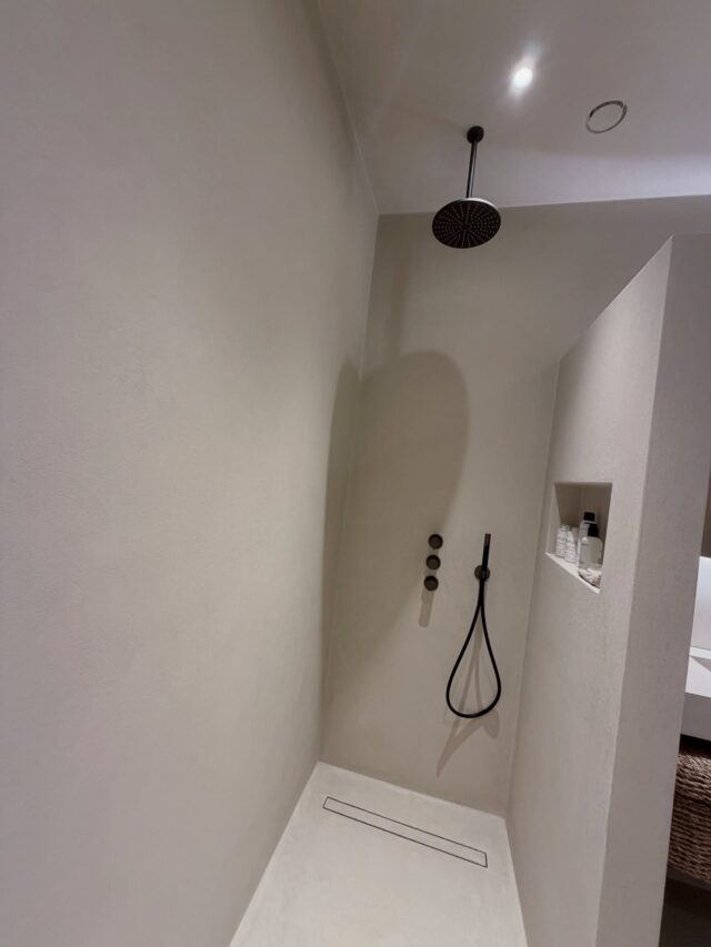 Van casco naar karakter ✨
Een complete badkamerrenovatie: sloop, installaties én afwerking in microcement.
Strak, onderhoudsvriendelijk en perfect voor een moderne, luxe badkamer.

Ook toe aan een nieuwe badkamer? 💬 Neem gerust contact op

#microcement
#badkamerrenovatie
#badkamerdesign
#naadlozeafwerking
#luxeafwerking