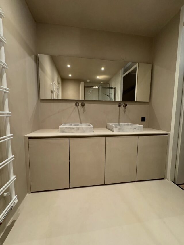 “Strakke lijnen, minimalistisch design en een vleugje luxe ✨ Deze badkamer in microcement is de perfecte mix van stijl en functionaliteit. Naadloos, waterdicht en tijdloos – wat vinden jullie van deze look? 💬 Laat het ons weten in de reacties! 🛁 

#Interieurinspiratie #Microcement #badkamerdesign #MinimalistischWonen #InterieurInspiratie #NaadlozeAfwerking #LuxeBadkamer #ModernInterieur #BadkamerTrends #DuurzaamWonen #InterieurLiefde #IndustrieelDesign #StijlvolleBadkamer #WaterdichteAfwerking #BadkamerRenovatie #interieurstyling