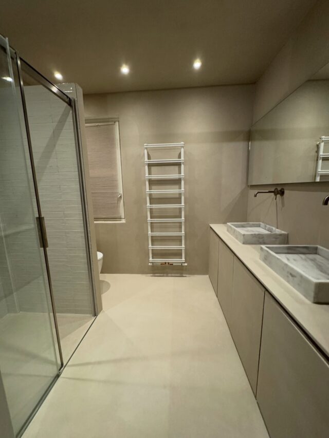 “Strakke lijnen, minimalistisch design en een vleugje luxe ✨ Deze badkamer in microcement is de perfecte mix van stijl en functionaliteit. Naadloos, waterdicht en tijdloos – wat vinden jullie van deze look? 💬 Laat het ons weten in de reacties! 🛁 

#Interieurinspiratie #Microcement #badkamerdesign #MinimalistischWonen #InterieurInspiratie #NaadlozeAfwerking #LuxeBadkamer #ModernInterieur #BadkamerTrends #DuurzaamWonen #InterieurLiefde #IndustrieelDesign #StijlvolleBadkamer #WaterdichteAfwerking #BadkamerRenovatie #interieurstyling