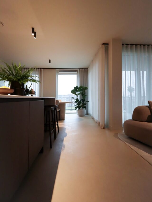 Strakke lijnen, een naadloze afwerking en een moderne uitstraling! Deze microcementvloer voegt een stijlvolle industriële touch toe aan elk interieur. Voor liefhebbers van een minimalistische en tijdloze stijl is dit de perfecte keuze. Het stuc- en spuitwerk dat we hebben uitgevoerd, maakt het geheel helemaal compleet.🌿✨

Wat vind jij van deze stijl ?

#MicrocementVloer #Betonlook #IndustrieelWonen #ModerneInterieurs #VloerInspiratie InterieurTrends StrakkeVloer InterieurDesign NaadlozeVloer vloertrends